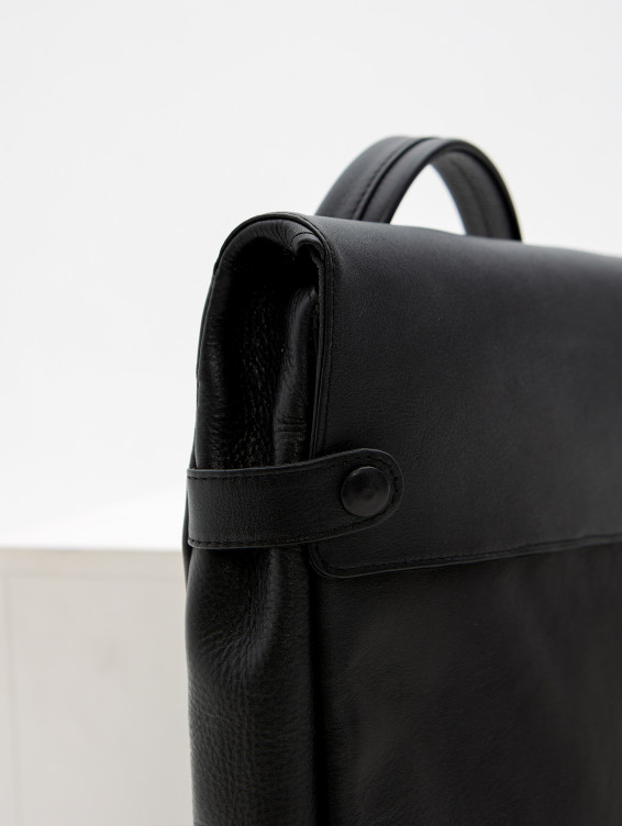 Кожаный рюкзак для ноутбука черный