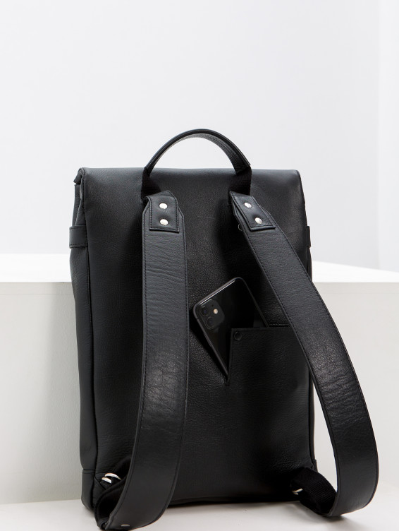 Кожаный рюкзак для ноутбука черный