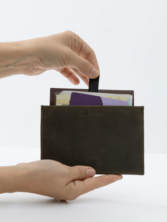 Кожаная обложка-карман для паспорта зеленая с винтажным эффектом