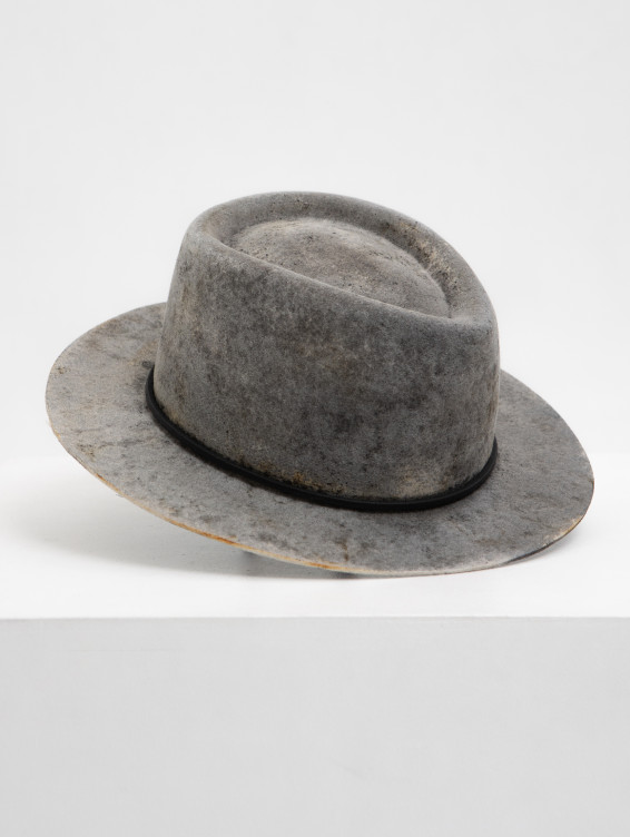 Фетровая шляпа серая