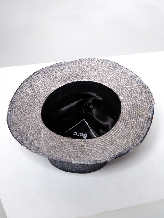 Соломенная синяя шляпа