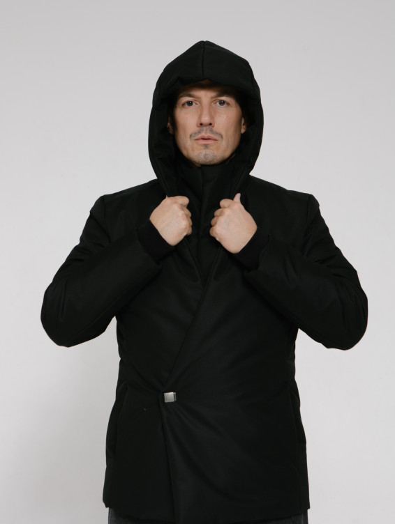 Черная зимняя куртка с капюшоном