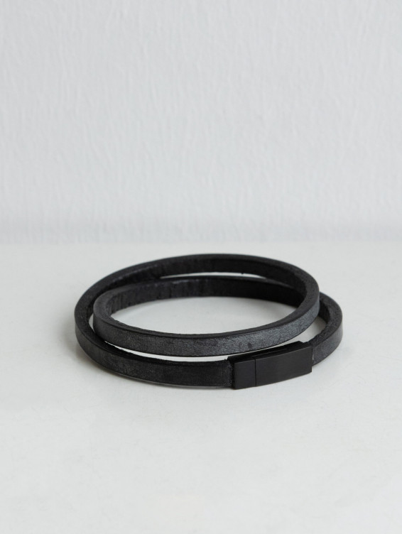 Черный кожаный браслет в два оборота на магнитной застежке