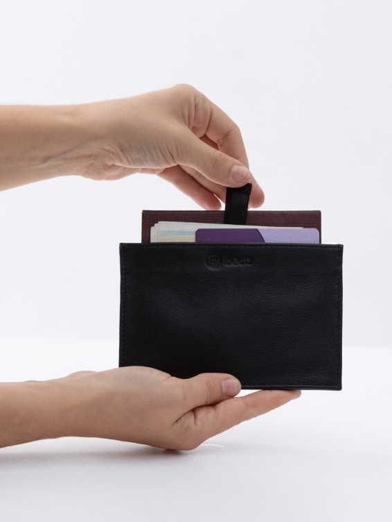 Кожаная обложка-карман для паспорта черная