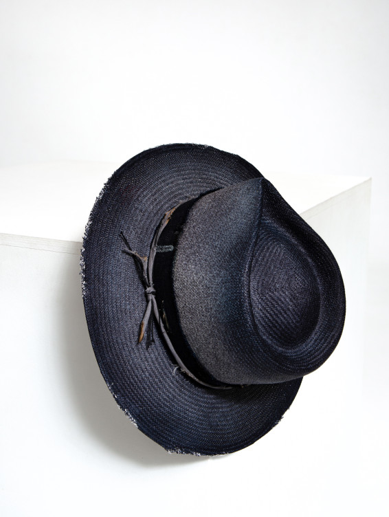 Соломенная синяя шляпа