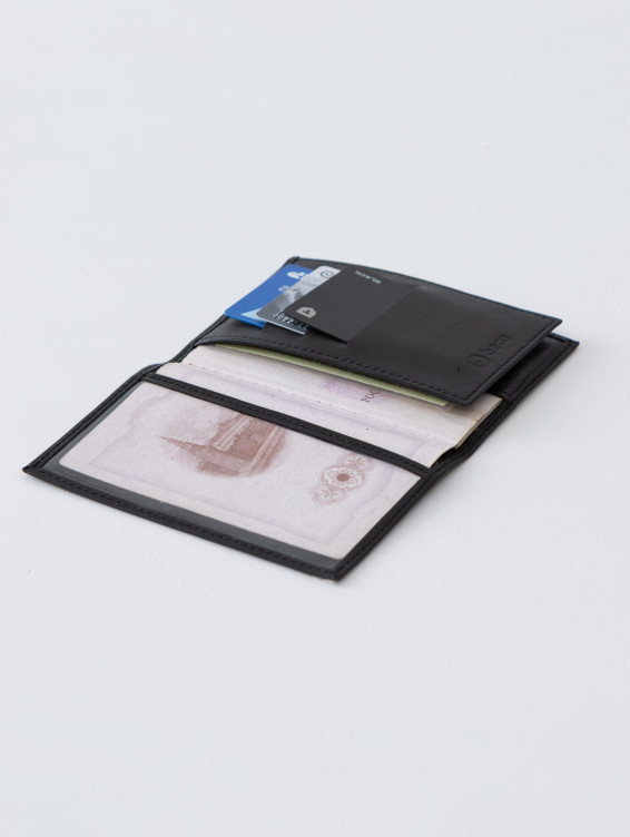 Кожаная обложка для паспорта черная