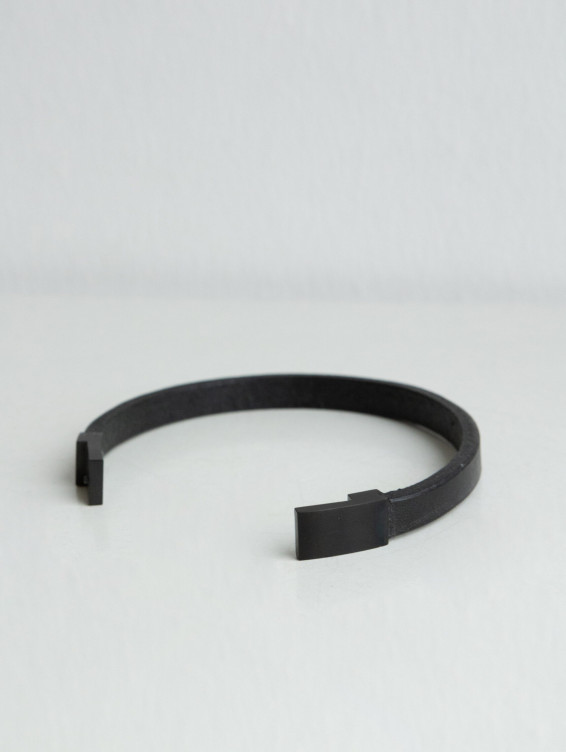 Черный кожаный браслет на магнитной застежке