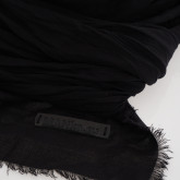 Большой платок на шею черный, крупный план