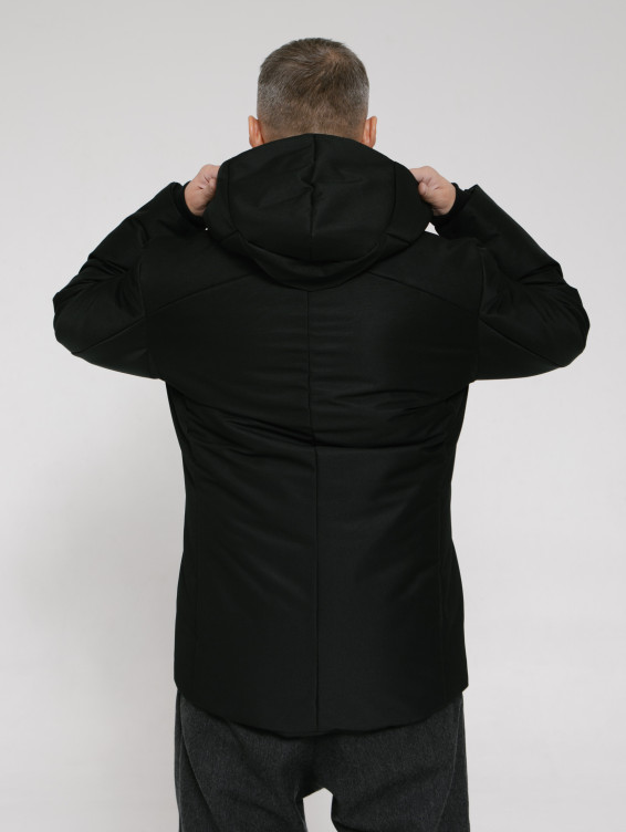 Черная зимняя куртка с капюшоном