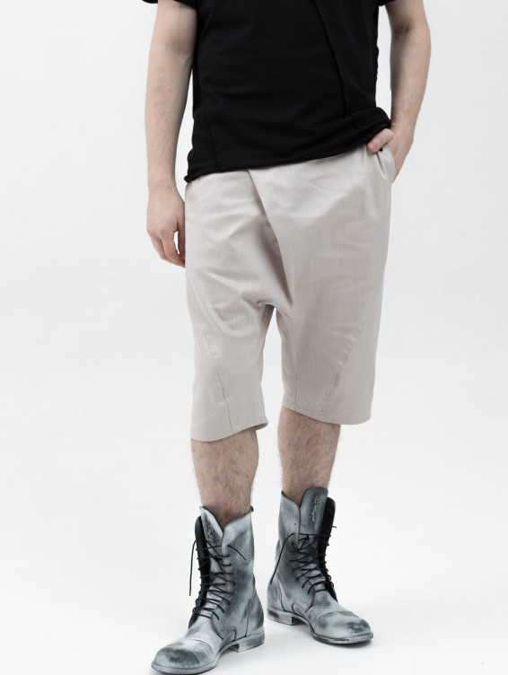 Шорты со складкой светлые