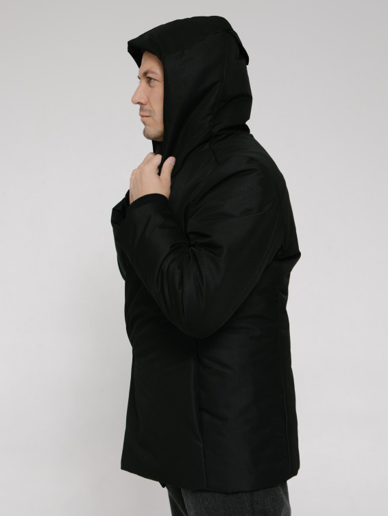 Черная зимняя куртка с капюшоном