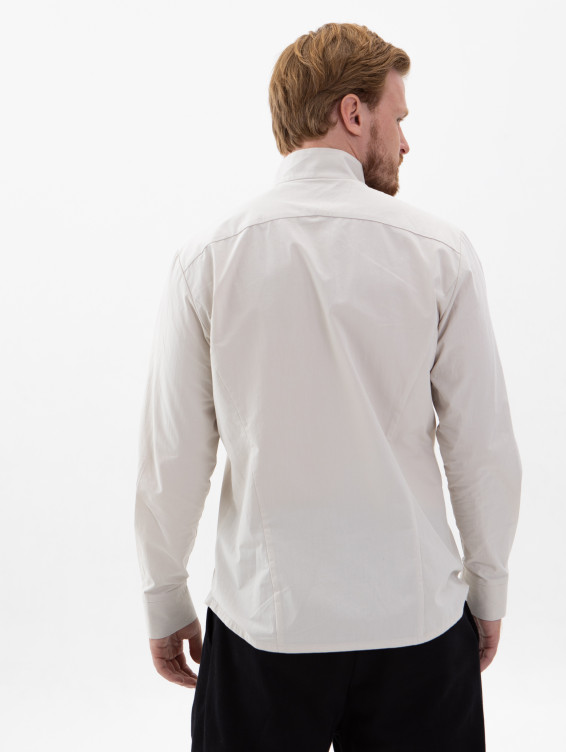 Хлопковая светлая рубашка на кнопках