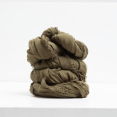 Большой зеленый платок на шею, сложенный компактно