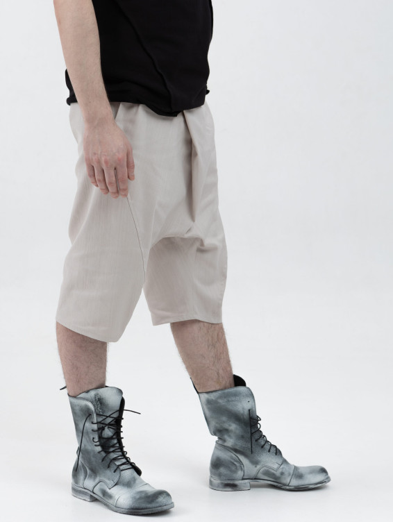 Шорты со складкой светлые