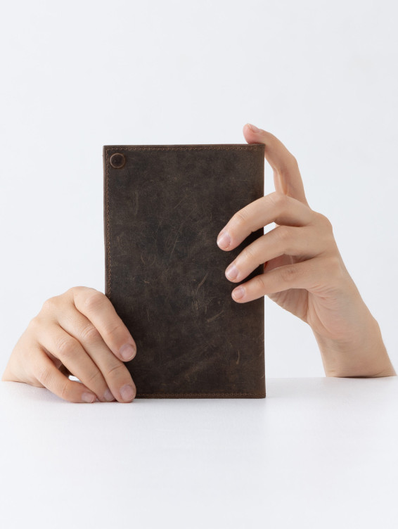 Кожаное портмоне на кнопке коричневое с винтажным эффектом