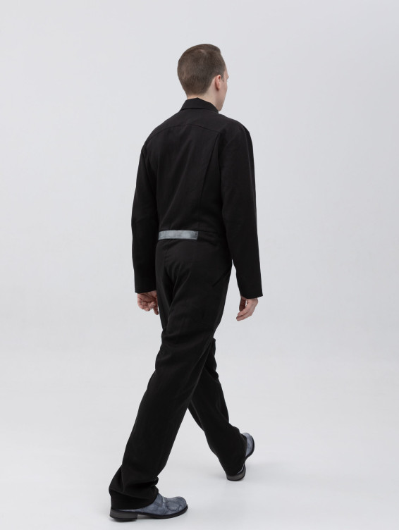 Легкий черный комбинезон на молнии