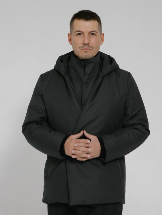 Серая зимняя куртка с капюшоном