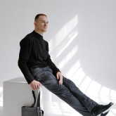 Брюки карго серые, вид на модели