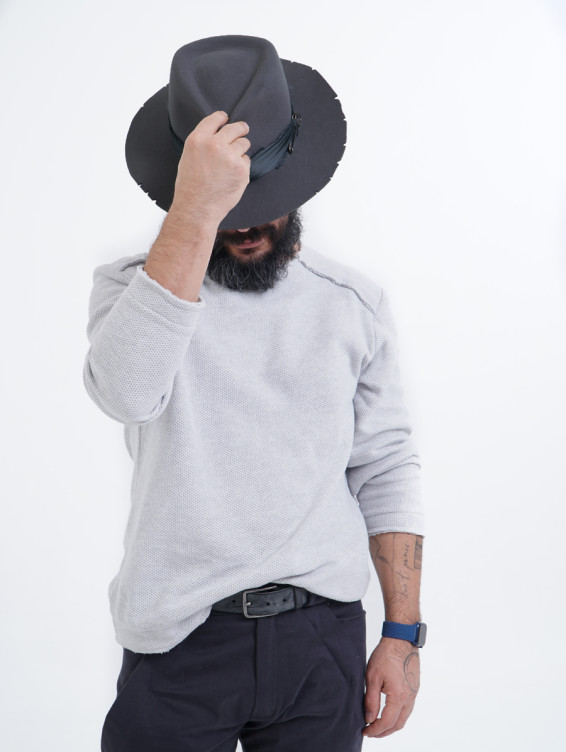 Серая фетровая шляпа