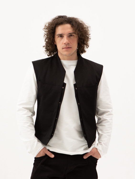 Хлопковый жилет на тонком утеплителе черный