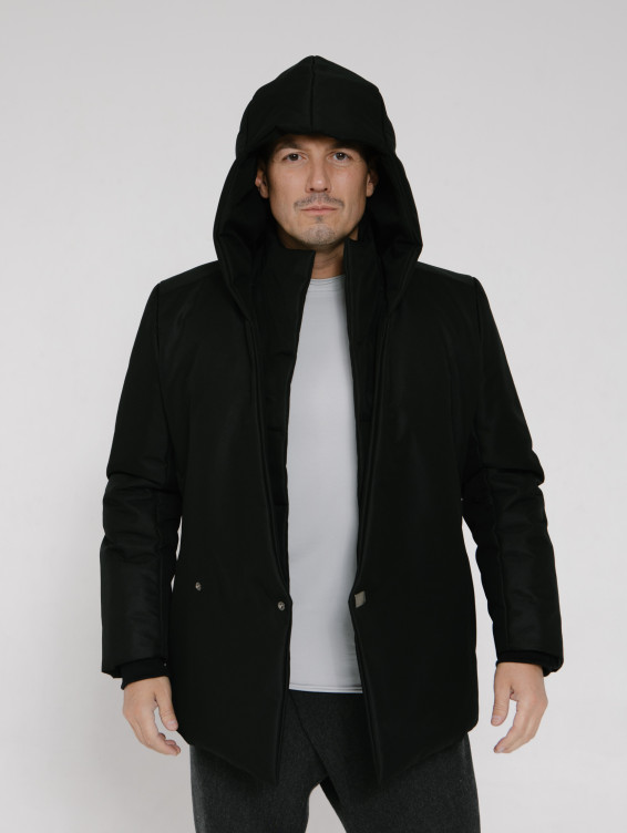 Черная зимняя куртка с капюшоном