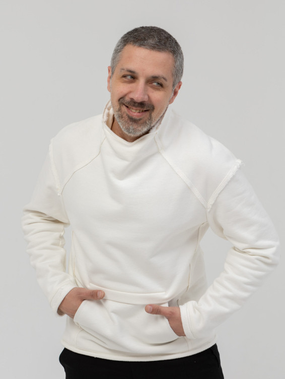 Хлопковый белый свитер-свитшот