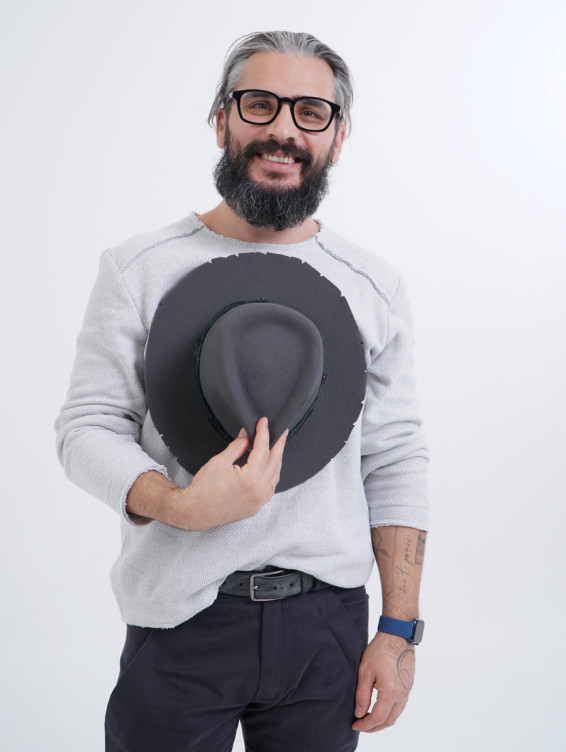 Серая фетровая шляпа