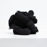 Большой платок на шею черный, разложенный на поверхности