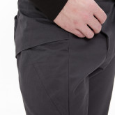 Брюки карго серые, крупный план