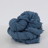 Большой синий платок на шею, свернутый компактно