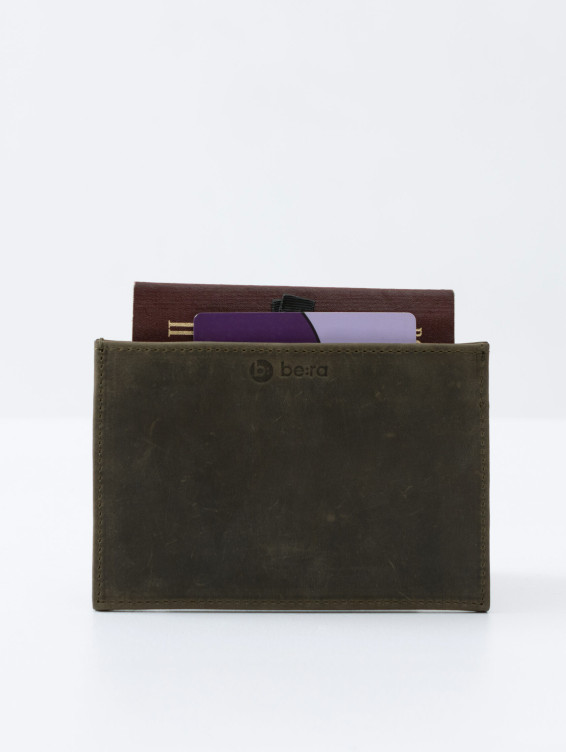 Кожаная обложка-карман для паспорта зеленая с винтажным эффектом