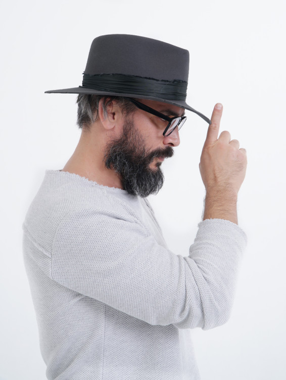 Серая фетровая шляпа