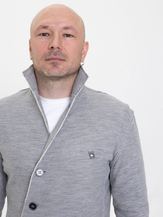 Серый трикотажный жакет на пуговицах