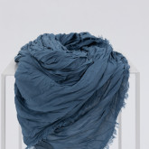 Большой синий платок на шею, разложенный на поверхности