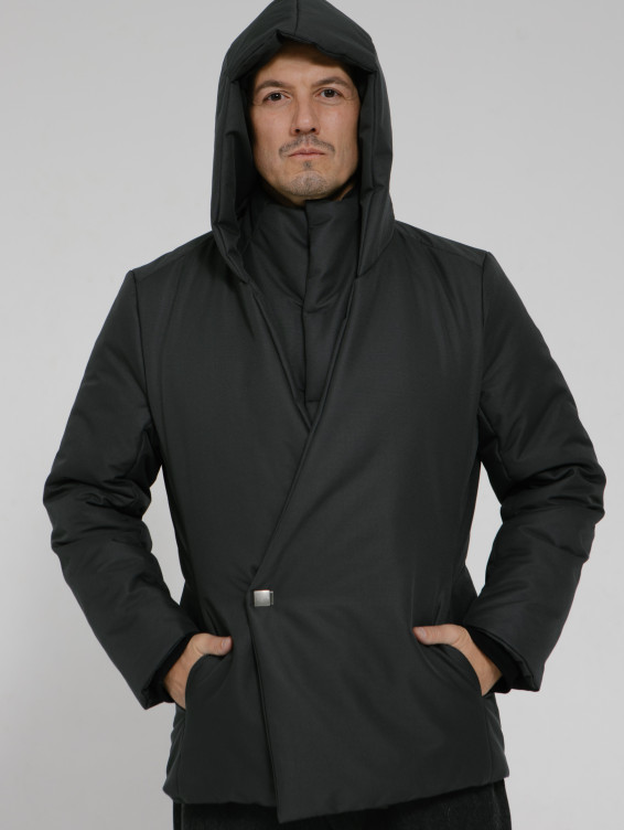 Серая зимняя куртка с капюшоном