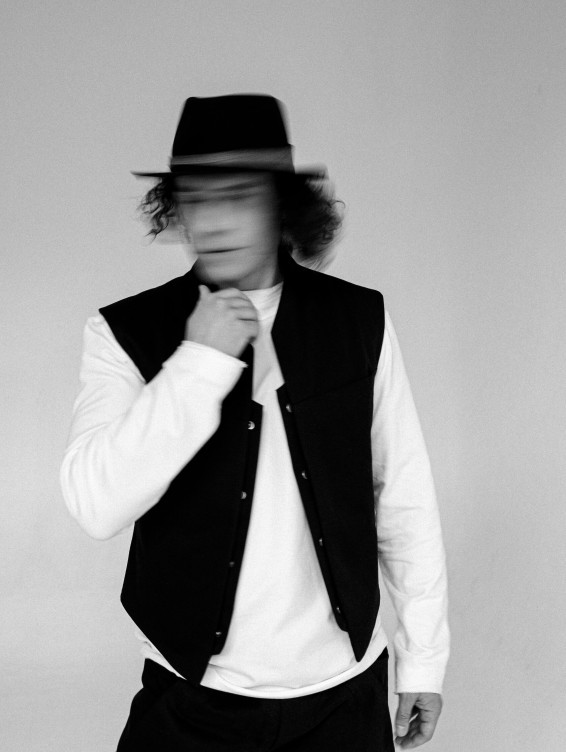 Хлопковый жилет на тонком утеплителе черный