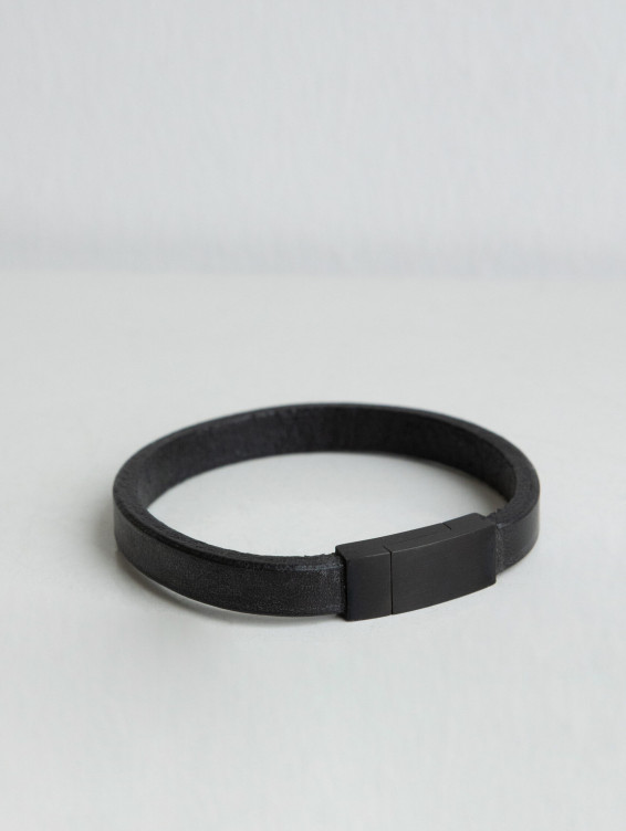 Черный кожаный браслет на магнитной застежке