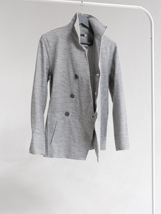 Серый трикотажный жакет на пуговицах