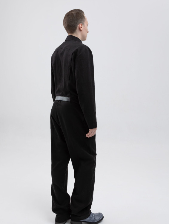 Легкий черный комбинезон на молнии