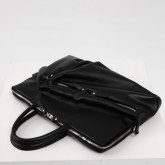 Кожаная сумка для ноутбука Rock черная, лежит на поверхности