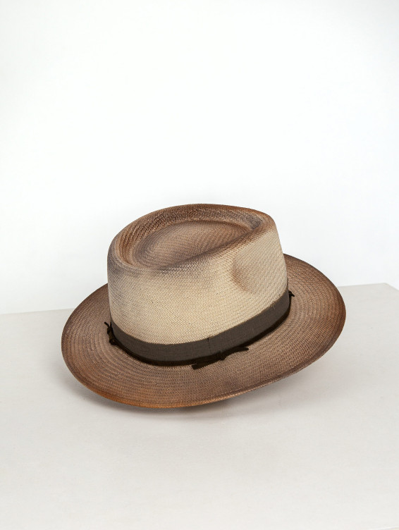 Соломенная светлая шляпа
