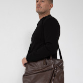 Кожаная сумка для ноутбука Rock коричневая, на плече мужчины