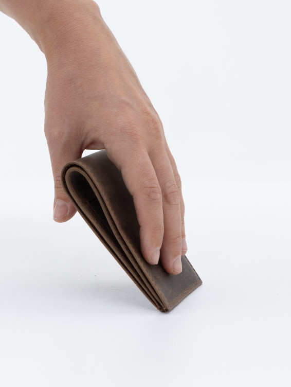 Тонкий кожаный кошелек коричневый с винтажным эффектом