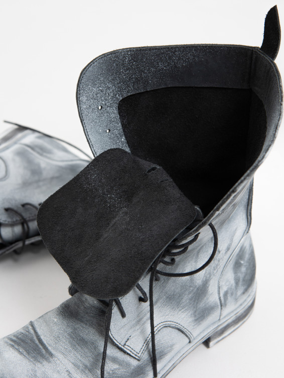 Высокие кожаные ботинки на шнуровке 