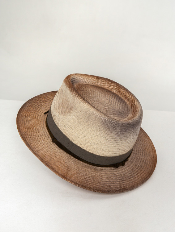 Соломенная светлая шляпа