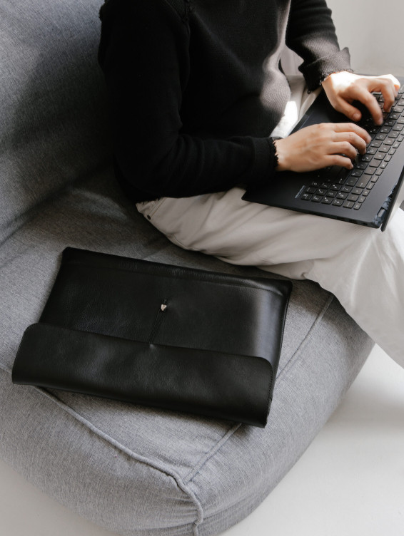 Кожаная сумка-папка для ноутбука черная