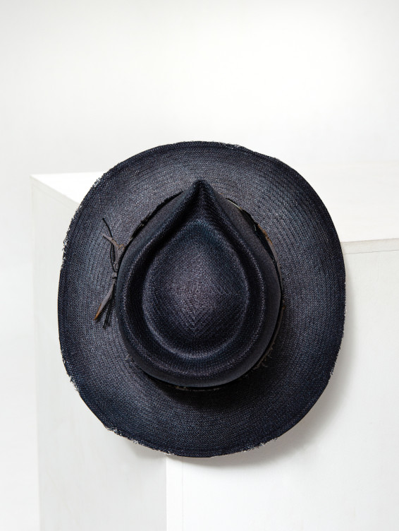 Соломенная синяя шляпа