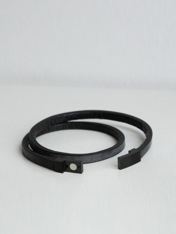 Черный кожаный браслет в два оборота на магнитной застежке