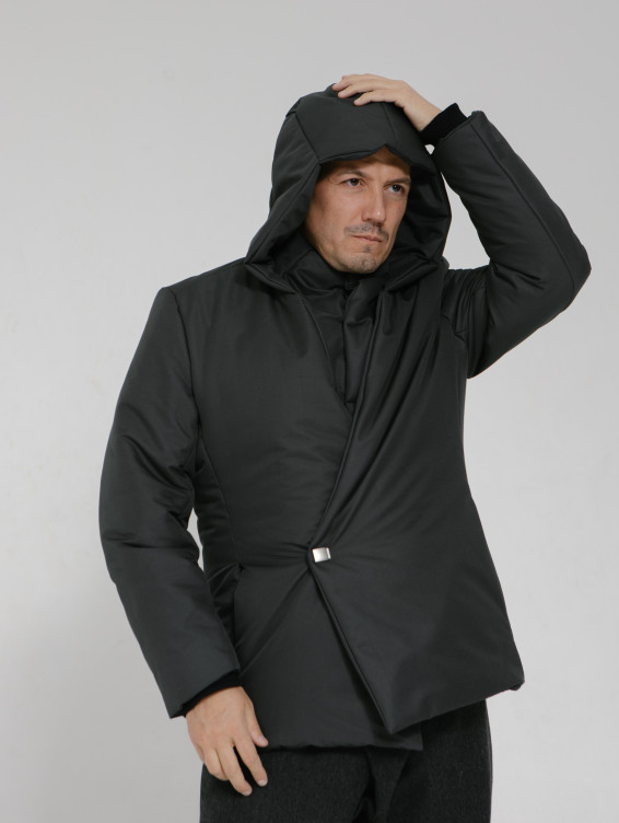 Серая зимняя куртка с капюшоном