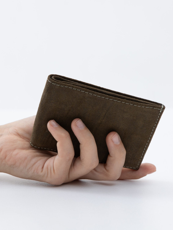 Тонкий кожаный кошелек зеленый